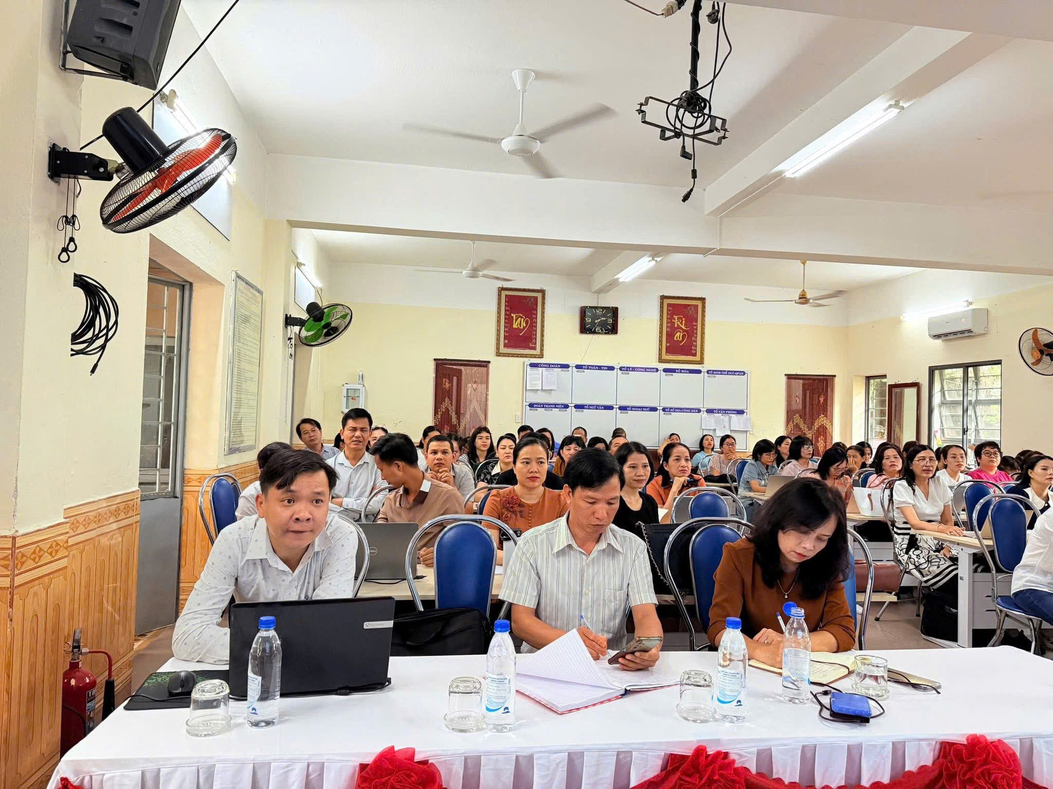 ỨNG DỤNG TRÍ TUỆ NHÂN TẠO (AI) TRONG CHUYỂN ĐỔI SỐ GIÁO DỤC