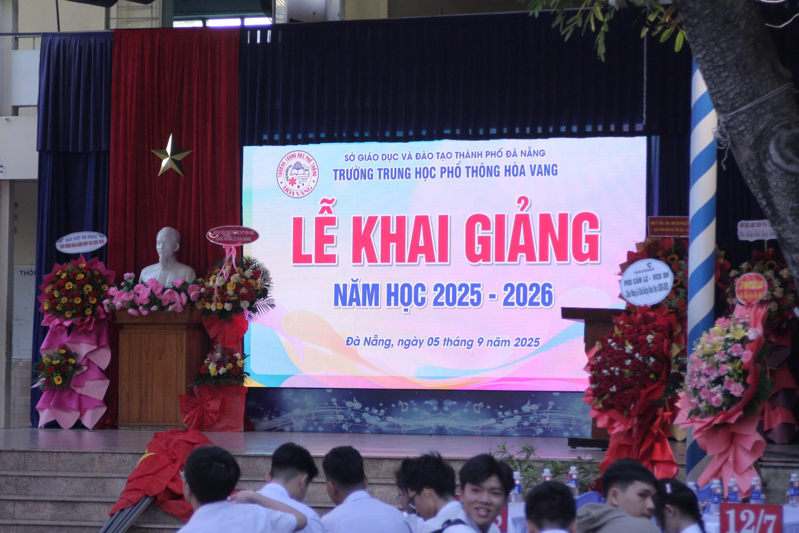 TRƯỜNG THPT HOÀ VANG TỔ CHỨC LỄ KHAI GIẢNG NĂM HỌC MỚI 2025-2026 VÀ KỶ NIỆM 80 NĂM NGÀY THÀNH LẬP BỘ GIÁO DỤC VÀ ĐÀO TẠO