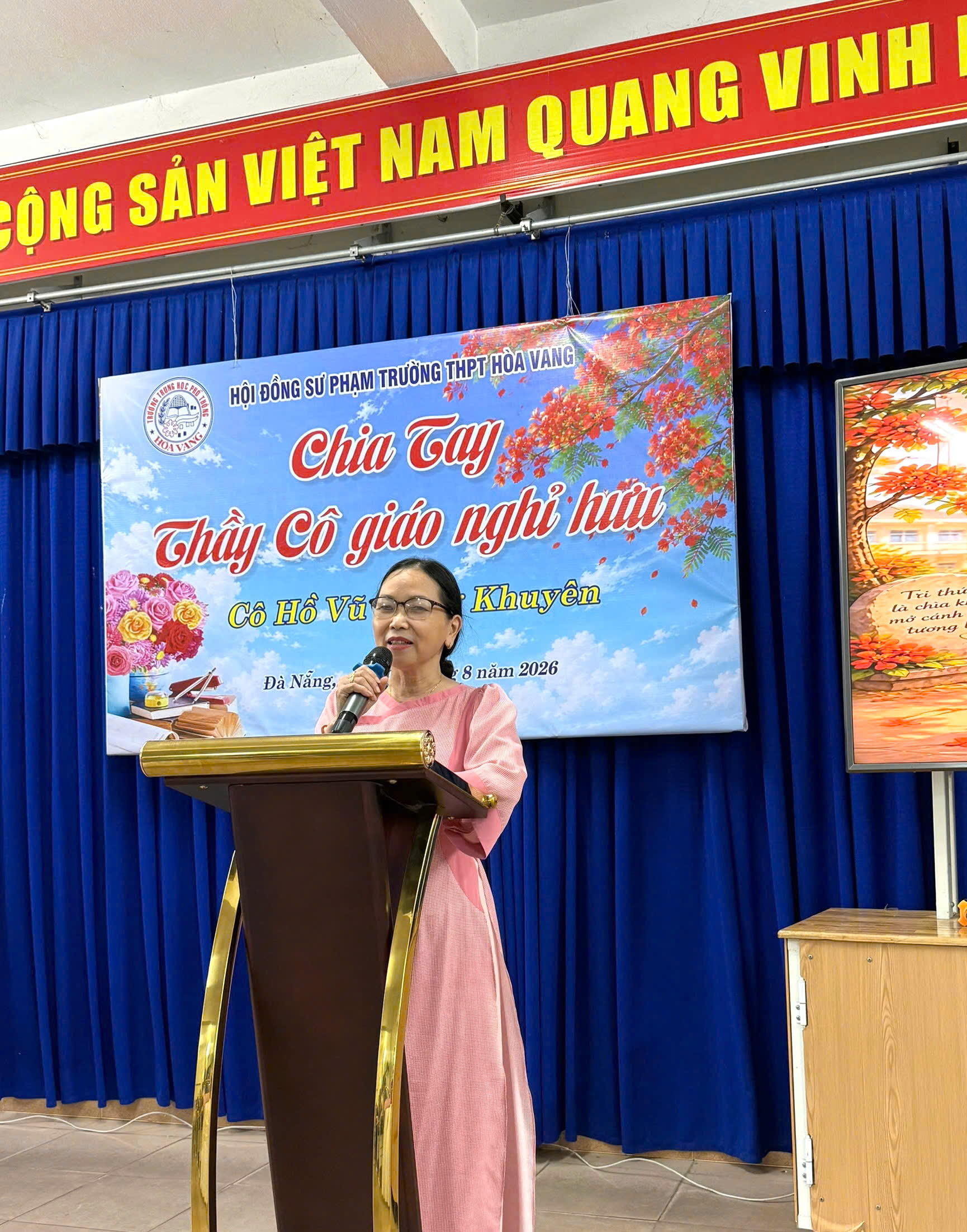 Trường THPT Hòa Vang gặp mặt, chia tay cô giáo Hồ Vũ Mộng Khuyên về nghỉ hưu
